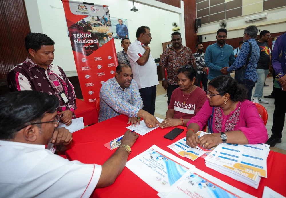 Deputy Minister of Entrepreneur Development and Cooperatives Datuk R. Ramanan (centre) during an engagement session with the Indian community at Dewan Merdeka Kuala Kubu Baru, April 25, 2024. — Bernama pic 