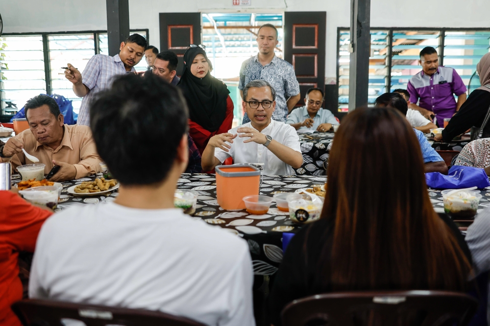 Communications Minister Fahmi Fadzi chats with the local community in Kuala Kubu Baru, April 29, 2024. — Bernama pic 