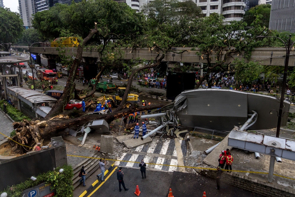 According to MyRapid, the tree branches fell on the monorail tracks between the Bukit Nanas and Raja Chulan station and the line is currently experiencing a delay. ― Picture by Firdaus Latif