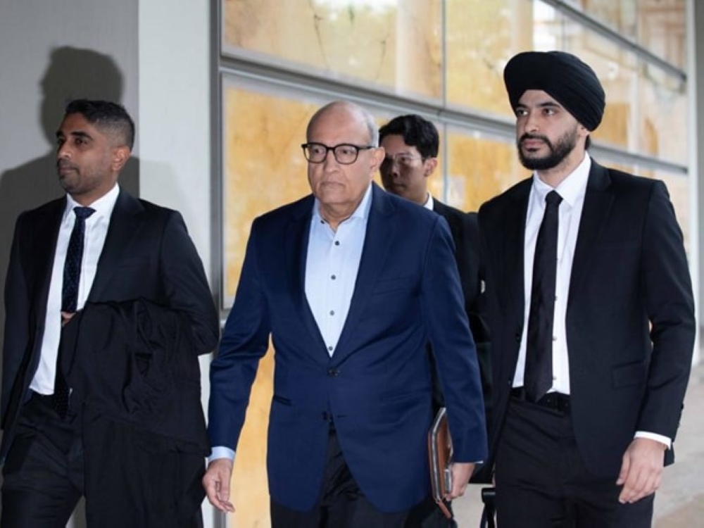 Former transport minister S. Iswaran (centre) arrives at the Supreme Court on May 8, 2024 along with his lead lawyer Davinder Singh SC (right). — TODAY pic