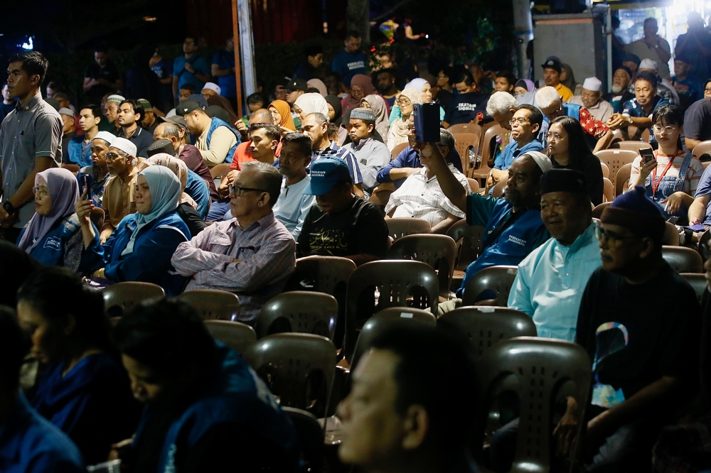 A crowd listening the Ceramah Umum Perikatan Nasional in Kuala Kubu Baharu April 30, 2024. — Picture by Hari Anggara