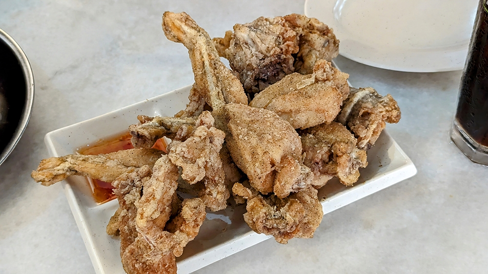 The best thing you can get here: deep-fried frog with pepper salt. What a treat!