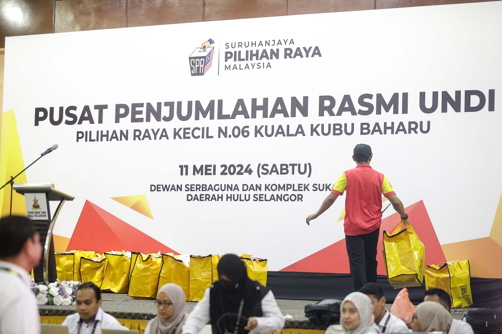 Election Commission staff bringing the ballot box into the official vote collection centre at the Kuala Kubu Baru by-election, May 11, 2024. — Picture by Sayuti Zainudin