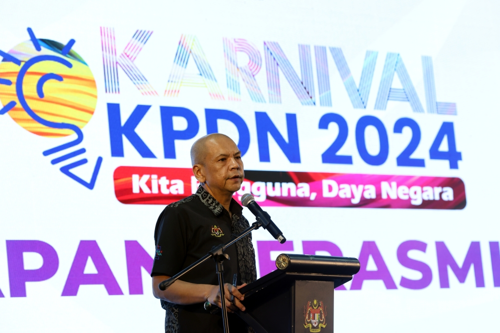 Domestic Trade and Cost of Living Minister Datuk Armizan Mohd Ali said the ministry is expanding Phase Two of the Subsidised Diesel Control System 2.0 project to another 14 types of commercial vehicles starting tomorrow. — Bernama pic