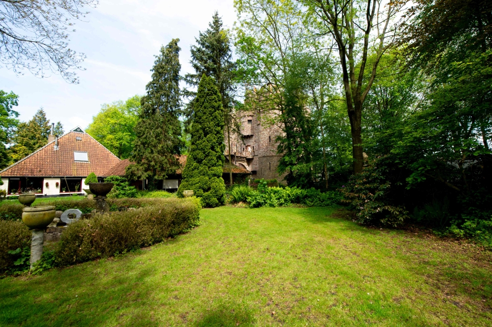 Lord Gregorious, a 76-year-old Dutchman, single-handedly built a five-storey Roman-style castle in his back garden, complete with knights, damsels, and a shimmering dragon fashioned from recycled metal. — AFP pic