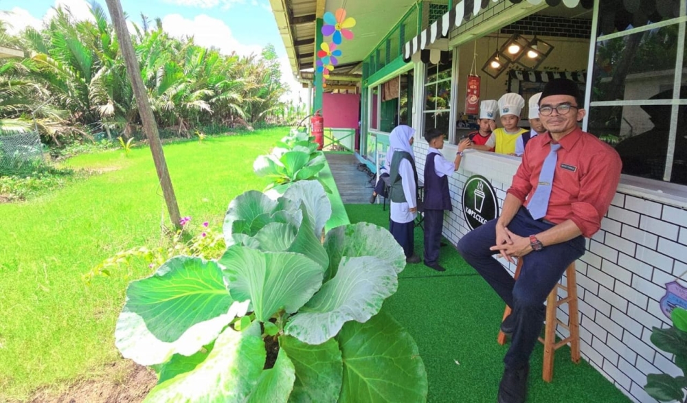 Primary school teacher Muhamad Tarmizi Awang@Yaacob (foreground) forked out his own money to transform a classroom into a cafe. — Picture via Facebook/ Cikgu Al Tarmizi