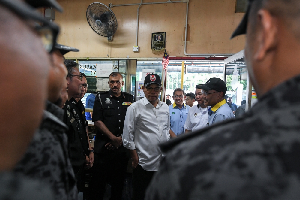 Home Minister Datuk Seri Saifuddin Nasution Ismail and Perlis Menteri Besar Mohd Shukri Ramli speak to officers of the Malaysian Immigration Department during a working visit at the Immigration, Customs, Quarantine and Security (ICQS) Complex in Wang Kelian, May 14, 2024. —  Bernama pic 