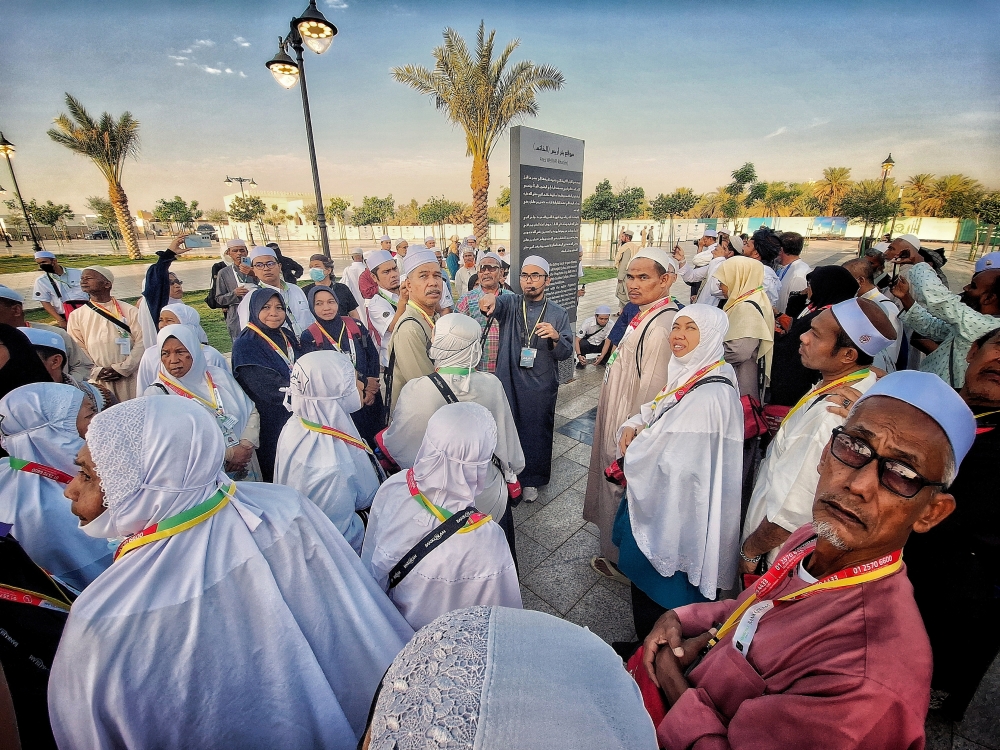 Malaysian Haj pilgrims in Madinah, May 11, 2024. Lembaga Tabung Haji (TH) has not received an official report over the incident involving Malaysians stranded in Mecca and Madinah allegedly deceived by the offer of Haj packages using tourists visas. — Bernama pic 