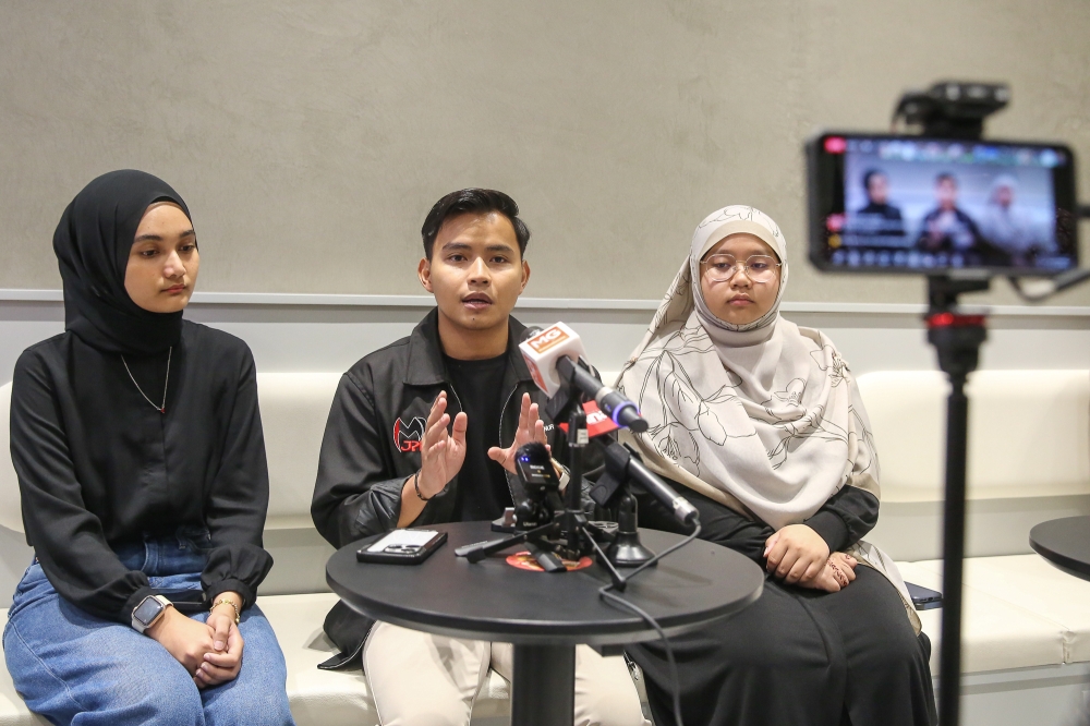 UiTM student representative council spokesman Amir Nur Rashid speaks during a press conference in Shah Alam, May 16, 2024. — Picture by Yusof Mat Isa