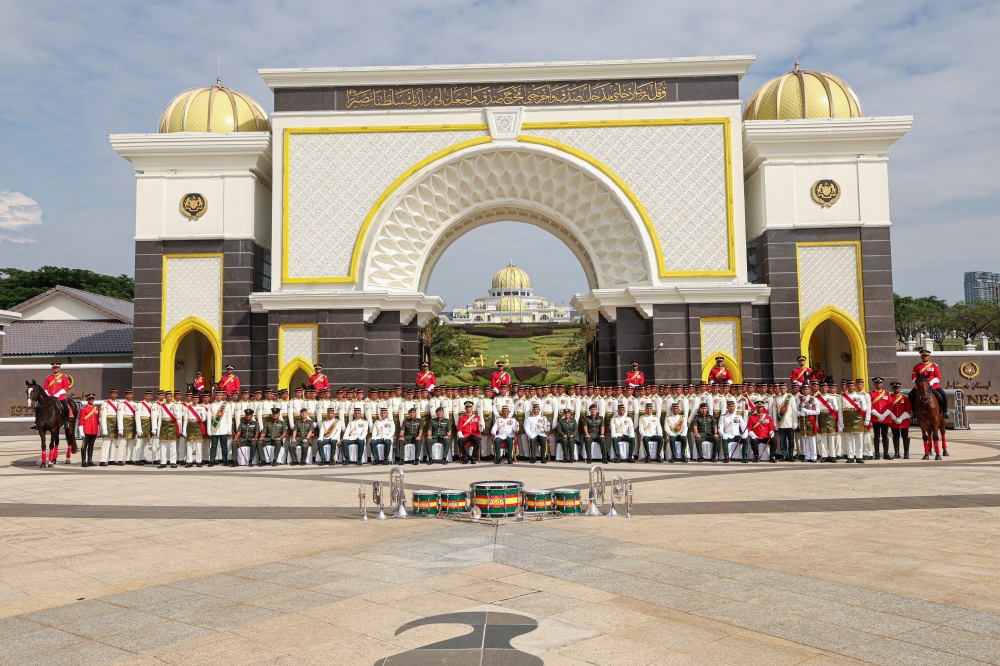 A total of 14 officers and 185 members from the 1st Battalion of the Royal Malay Regiment and the Cavalry Ceremonial Squadron of the Malaysian Armed Forces pose for a photo during the Changing of the Guard ceremony which took place at Gate I of Istana Negara May 18, 2024. — Bernama pic
