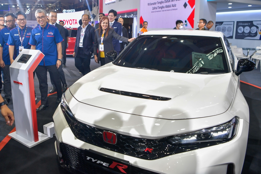 Investment, Trade and Industry Minister Datuk Seri Tengku Zafrul Abdul Aziz viewing the vehicles on display at the automotive exhibition during the Malaysia AutoShow 2024 at the Malaysia Agro Exposition Park Serdang (MAEPS) in Serdang May 21, 2024. — Bernama pic