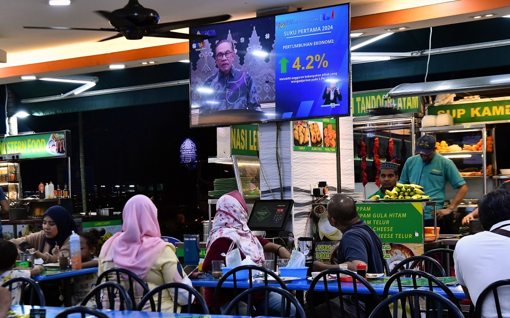 Prime Minister Datuk Seri Anwar Ibrahim said the amount was recorded through traditional investors such as the United States and China, and included investments from Australia worth RM24.5 billion as well as Germany and France (RM46 billion). — Bernama pic 