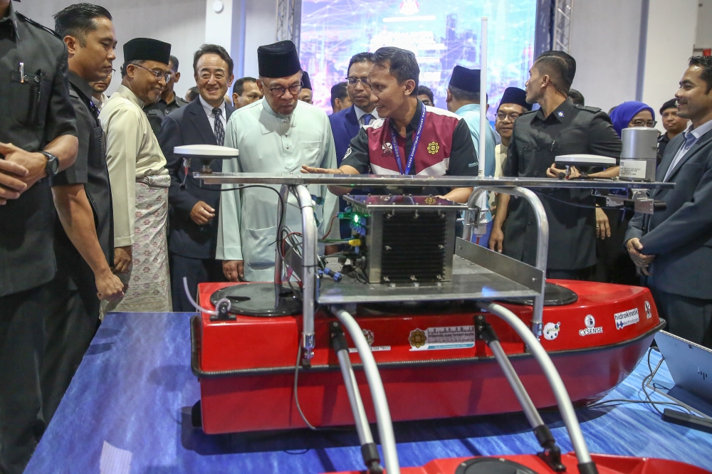 Prime Minister Datuk Seri Anwar Ibrahim and Higher Education Minister Datuk Seri Zambry Abdul Kadir visit an exhibition during the launch of the 2024 Malaysia Artificial Intelligence Nexus at World Trade Centre in Kuala Lumpur, May 10, 2024. — Picture by Yusof Mat Isa