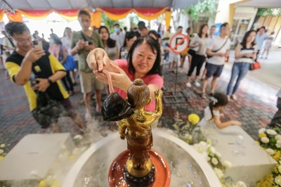马来西亚佛教徒今天庆祝卫塞节 | 马来邮件