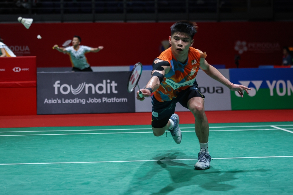 Leong Jun Hao fell 15-21, 16-21 to third seed Li Shi Feng of China while Jin Wei went down 10-21, 14-21 to Thailand’s Busanan Ongbamrungphan. — Bernama pic 