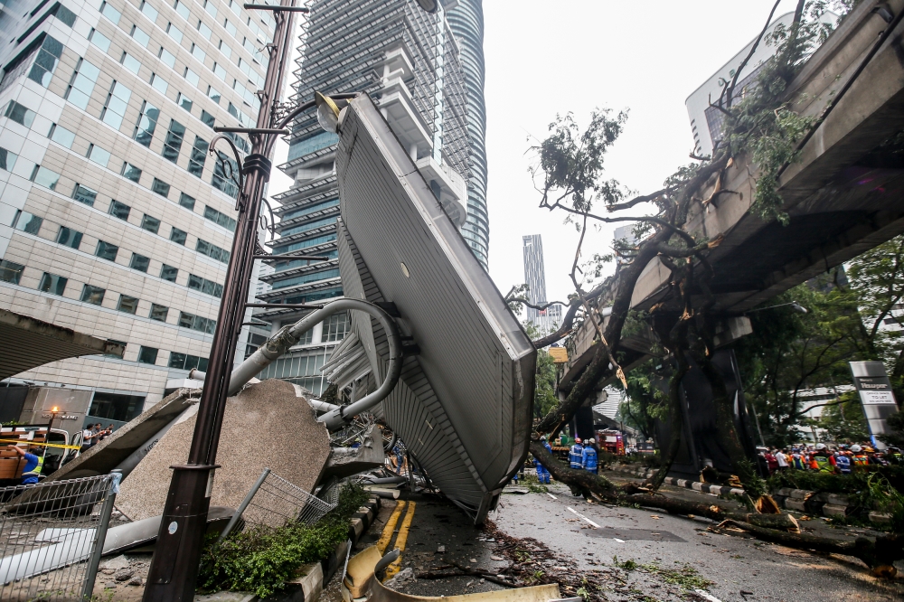 On May 7, a large tree in downtown Kuala Lumpur just outside the Concorde Hotel on Jalan Sultan Ismail suddenly toppled, likely due to the strong winds and lashing rain. — Picture by Hari Anggara
