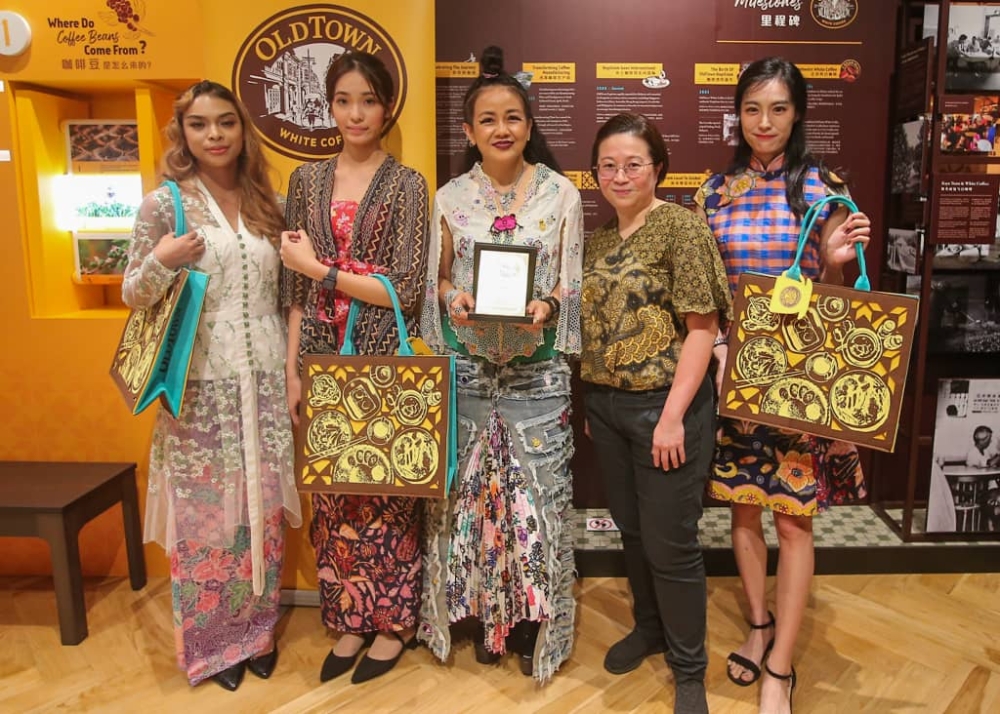 Fashion designer Melinda Looi (centre), who designed the limited edition Old Town Heritage tote bag to commemorate the Old Town Heritage Centre's opening, was also present. — Picture by Farhan Najib