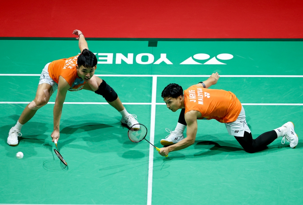 National men’s doubles pair Wan Muhammad Arif Shaharuddin Wan Junaidi (right) and Yap Roy King in action against Denmark’s world number 18, Rasmus Kjaer-Frederik Sogaard in the quarter-final round of the Malaysia Badminton Masters Championship at Axiata Arena, Bukit Jalil, May 24, 2024. — Bernama pic 