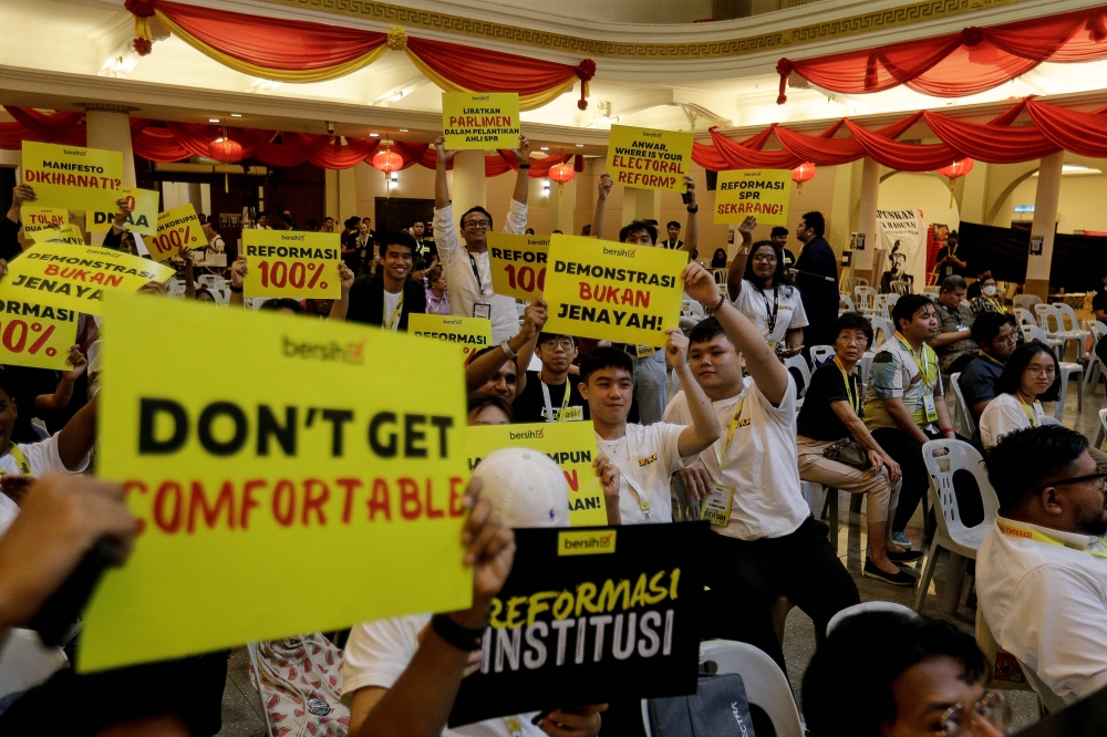 Bersih members and participants recite the congress declaration during the 2024 Bersih Congress at Kuala Lumpur Selangor Chinese Assembly Hall May 25, 2024. — Picture by Sayuti Zainudin 