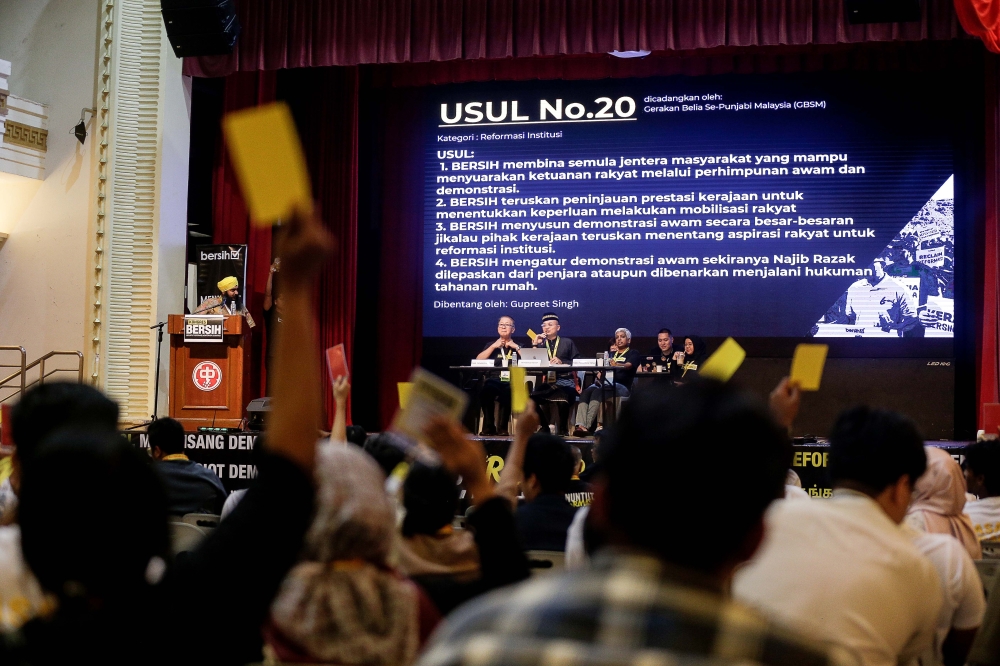 A motion is tabled during the 2024 Bersih Congress at Kuala Lumpur Selangor Chinese Assembly Hall May 25, 2024. — Picture by Sayuti Zainudin  