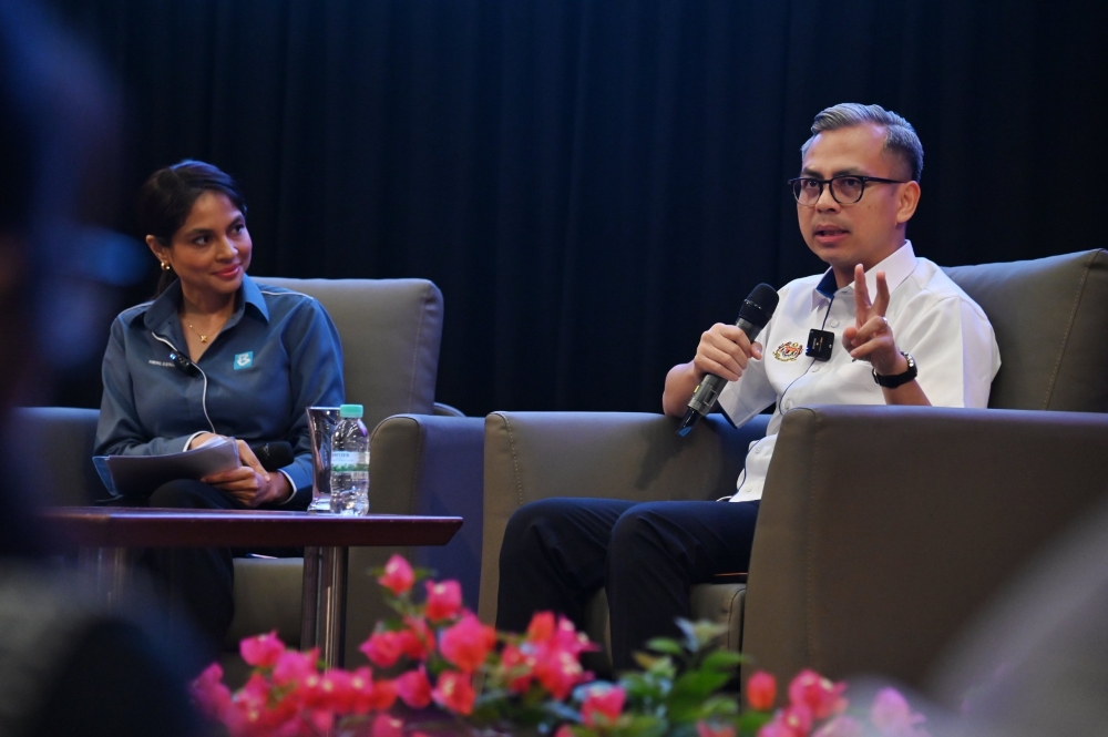 Fahmi answering questions from the floor during the ‘Jelajah Hawana Bersama Siswa’ programme held at Sarawak Library Auditorium yesterday. – Penerangan photo via The Borneo Post