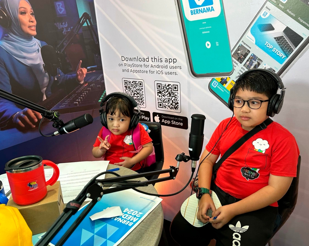 Children try out the mini radio studio and broadcasting equipment at the Bernama booth at the National Journalists’ Day (Hawana) 2024 in Kuching May 26, 2024. — Bernama pic