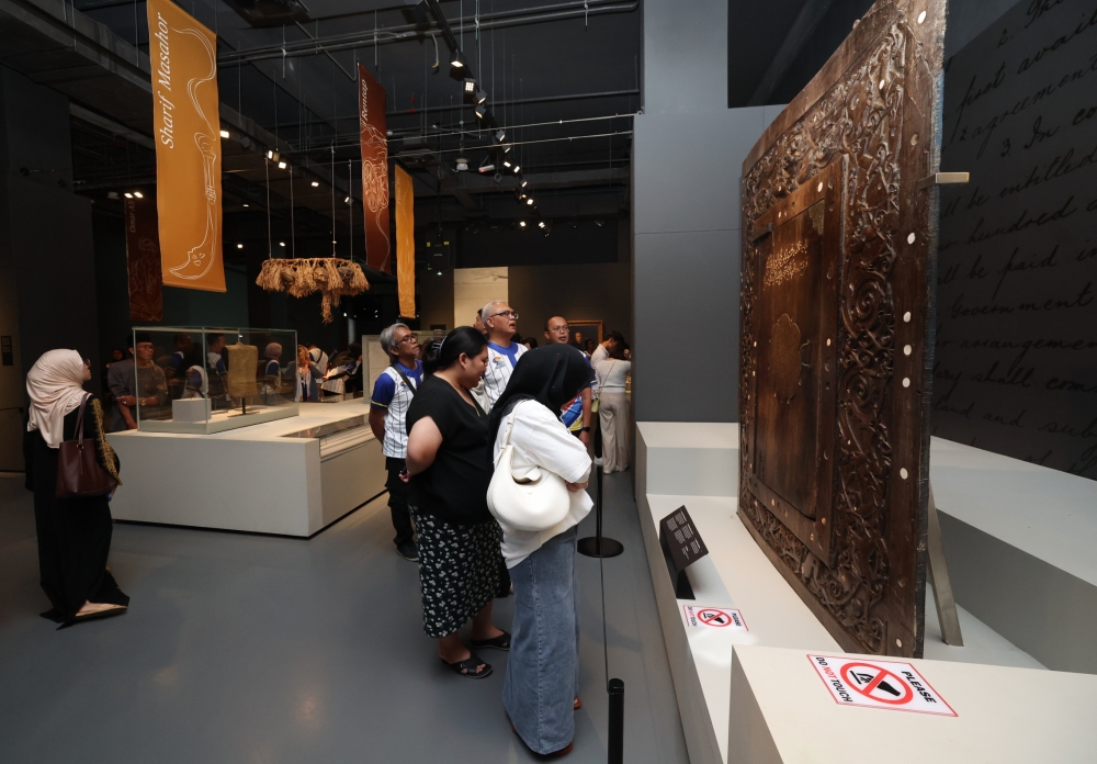 Participants from various media agencies visit the exhibition at the Borneo Cultural Museum on the 'Jauh Raon' programme in conjunction with the 2024 National Journalists’ Day (Hawana) celebration May 26, 2024. — Bernama pic