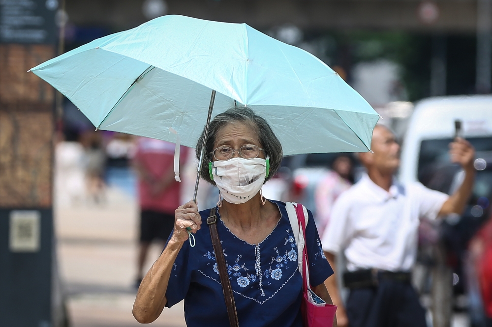 As the government proceeds with its plan to rationalise fuel subsidies, several academics have expressed concern about its potential repercussions on the country’s elderly population. — Picture by Yusof Mat Isa