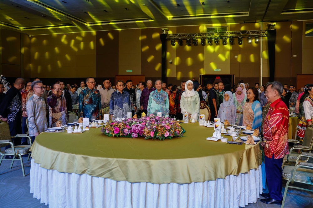 Yang Dipertua Negeri of Sarawak Tun Wan Junaidi Tuanku Jaafar and his wife Toh Puan Fauziah Mohd Sanusi attend a dinner reception in conjunction with the Sarawak Media Conference 2024 as part of the National Journalists’ Day 2024 (Hawana 2024) celebration in Kuching May 26, 2024. Also present are Sarawak Premier Tan Sri Abang Johari Openg, Communications Minister Fahmi Fadzil, Deputy Communications Minister Teo Nie Ching and Deputy Minister in the Sarawak Premier's Department (Corporate Affairs, Information and Sarawak Public Communications Unit) Datuk Abdullah Saidol. — Bernama pic