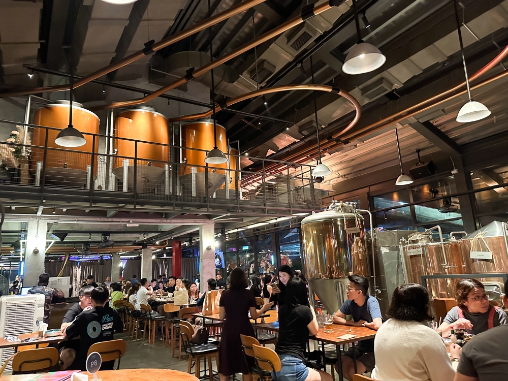 Tap Room KL is a great place to chill with friends and eat pizza.