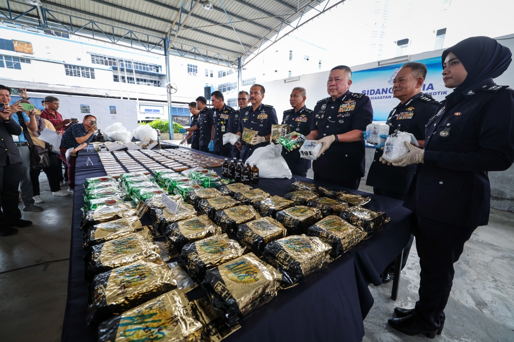 Bukit Aman Narcotics Crime Investigation Department director Datuk Khaw Kok Chin (third from right) during a press conference at the Penang police contingent headquarters in George Town May 27, 2024. — Bernama pic