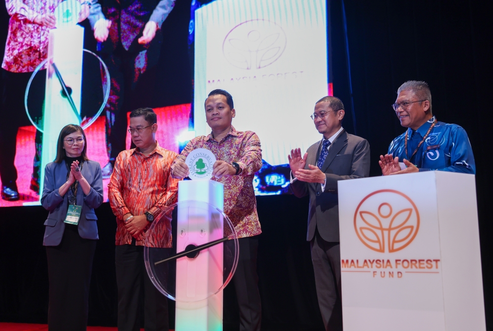 Minister of Natural Resources and Environmental Sustainability Nik Nazmi Nik Ahmad (third from right) at the launch of the FCC instrument in Kuala Lumpur May 27, 2024. — Bernama pic