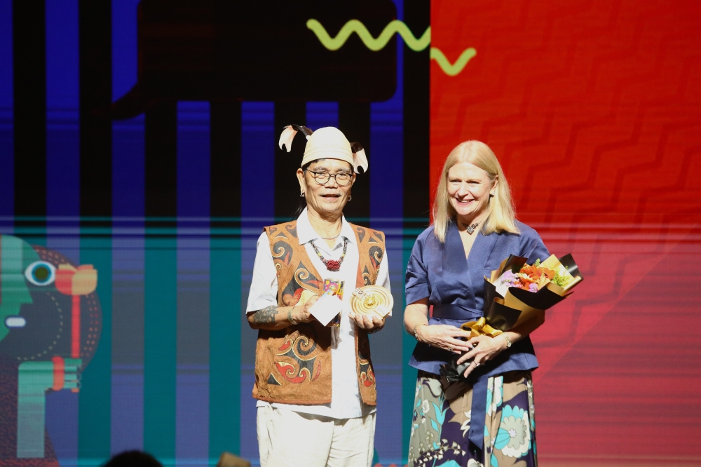 Matthew receiving his Lifetime Achievement Award from BOH Plantations executive chairman Caroline Russell at the 19th BOH Cameronian Arts Awards. — Picture courtesy of Kakiseni