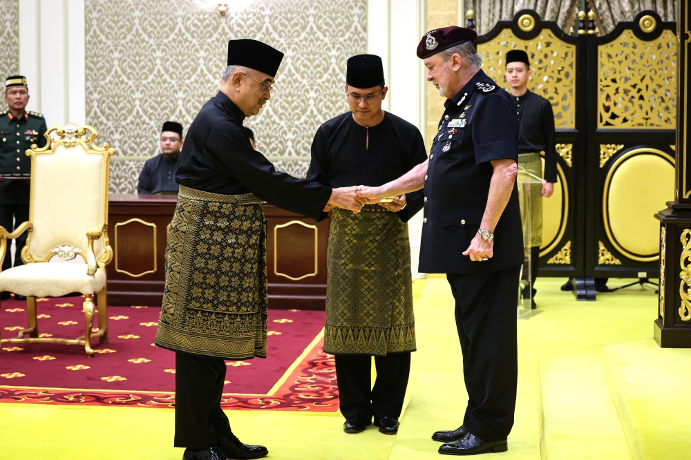 The Yang di-Pertuan Agong Sultan Ibrahim presents the instrument of appointment to Tun Mohd Ali Mohd Rustam as the Yang Dipertua Negeri of Melaka for the second term in a ceremony held at Singgahsana Kecil, Istana Negara, May 28, 2024. — Bernama pic 