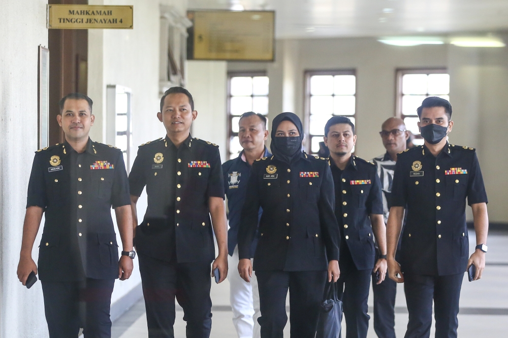 MACC Senior Superintendent Nur Aida Arifin (centre) is pictured at the Kuala Lumpur High Court May 30, 2024. ― Picture by Yusof Mat Isa