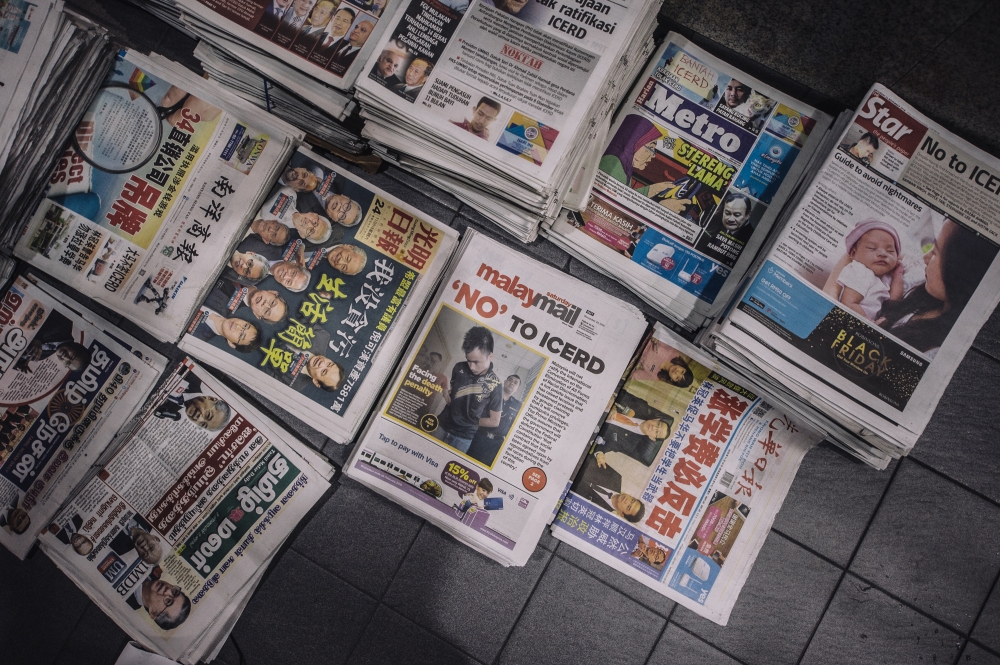 A general shot of newspaper vendor workers are grouping newspapers to be distribute in Klang Valley and Putrajaya along Jalan Tun Tan Siew Sin in Kuala Lumpur. Media Chinese, which publishes China Press, Sin Chew Daily and Nanyang Siang Pau, may reduce its workforce by as much as 44 per cent within the next two years after it integrates artificial intelligence (AI) into its operation. — Picture by Shafwan Zaidon