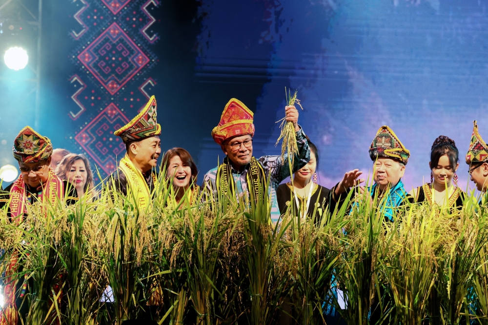 Prime Minister Datuk Seri Anwar Ibrahim officiates the closing ceremony of the Kaamatan Festival at Kadazandusun Cultural Association’s (KDCA) Hongkod Koisaan Hall in Penampang May 31, 2024. ― Bernama pic