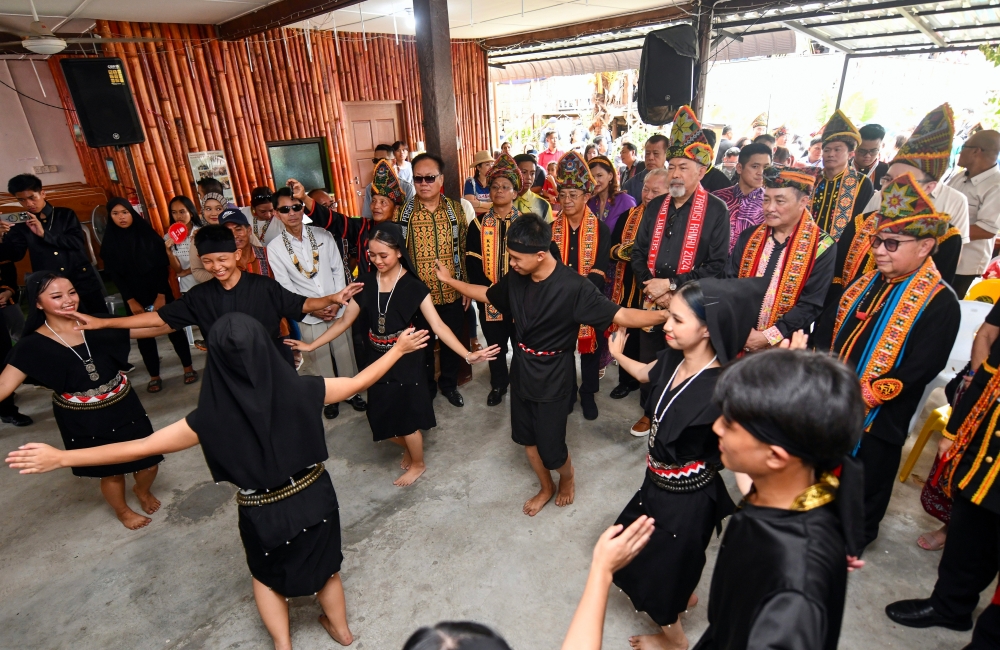 Sabah Yang Dipertua Negeri Tun Juhar Mahiruddin and Chief Minister Datuk Seri Hajiji Noor watch a traditional dance during their visit to traditional homes in conjunction with the State-level Kaamatan Festival 2024 Opening Ceremony at Hongkod Koisaan Penampang, May 30, 2024. — Bernama pic 