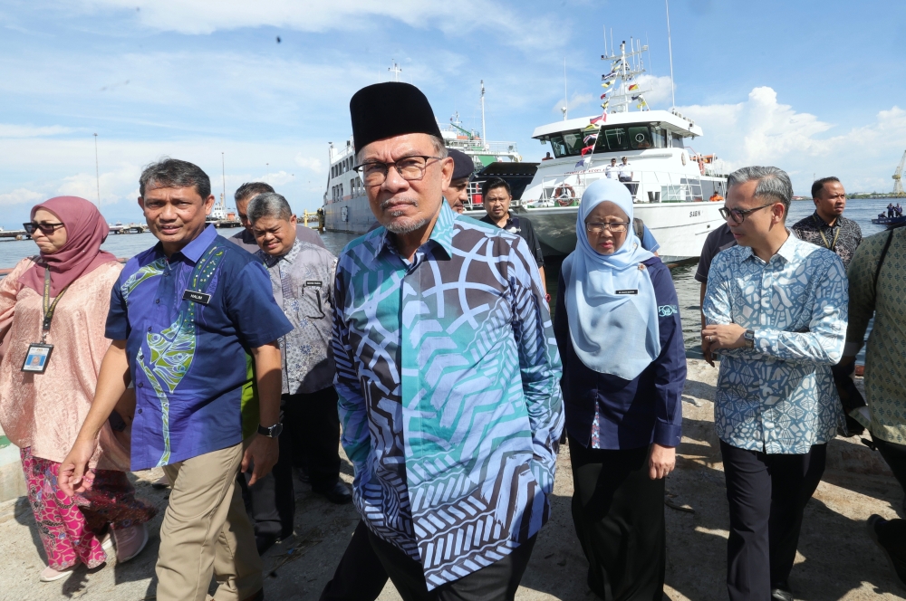 Prime Minister Datuk Seri Anwar Ibrahim visits the Labuan Roll-on Roll-off Ferry Terminal May 31, 2024. Also present are Communications Minister Fahmi Fadzil (right) and Minister in the Prime Minister’s Department (Federal Territories) Dr Zaliha Mustafa (2nd right). — Bernama pic