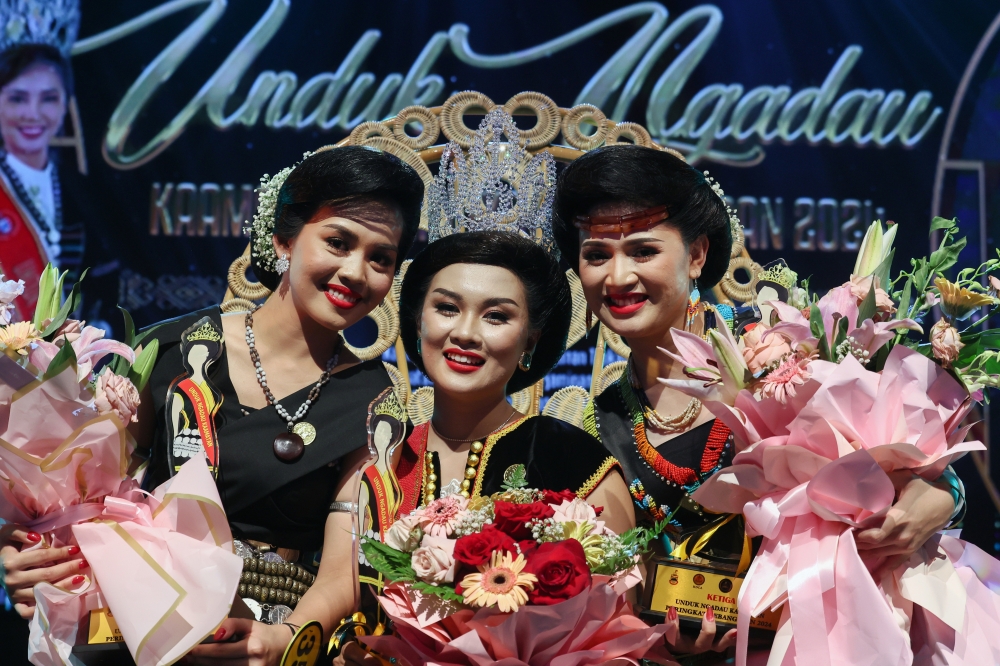 Newly-crowned Unduk Ngadau 2024 Hyellene Danius with runner-up Elldiwirna Saimen (left) of Kiulu district while third place went to Monicka Majin, from Keningau. — Bernama pic 