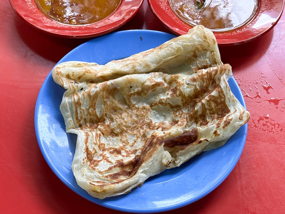 The plain 'roti canai' is quite tender and crispy with flaky bits