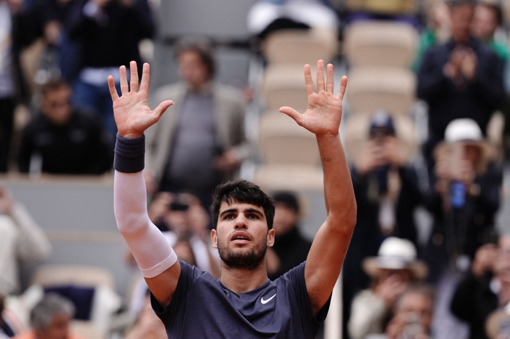 Spain's Carlos Alcaraz Garfia celebrates after winning his men's singles round of sixteen match against Canada's Felix Auger-Aliassime on Court Philippe-Chatrier on day eight of the French Open tennis tournament at the Roland Garros Complex in Paris June 2, 2024. — AFP pic