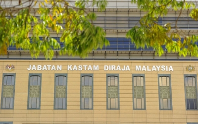 玻璃市海关禁止以色列集装箱进入马来西亚，并指示拖车返回