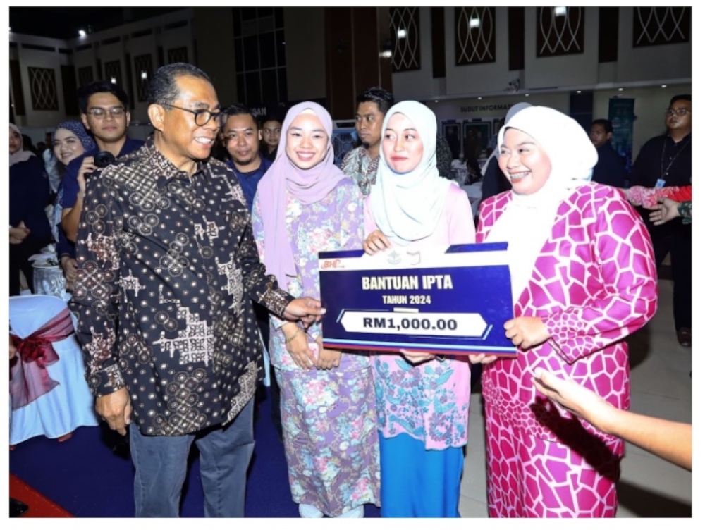 Datuk Seri Mohamed Khaled Nordin presented financial aid to children of the members of the Malaysian Armed Forces. — Picture courtesy of Mindef