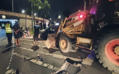 槟城汽车与挖掘机相撞 造成一名男子死亡，三人受伤 – 马来邮报
