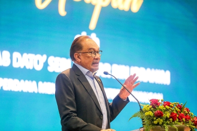 PM Anwar vows to protect civil servants, won’t give in to thieving pressure