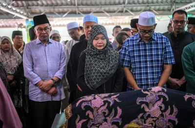 PM Anwar visits Fadhlina’s family over her mother’s demise