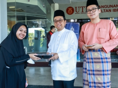 Queen sends Aidiladha goodies to UTM Johor Baru students through foundation