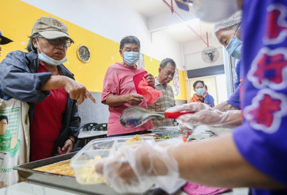 Recipients of Pertubuhan Amal Ai Xin Fan Tong can choose from a choice of six dishes during every meal. — Picture by Farhan Najib