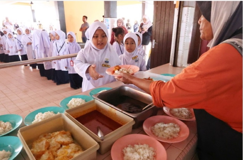 Despite the availability of guidelines, including the Ministry of Education Malaysia School Canteen Guidelines Handbook (2004), there is still limited food safety knowledge and practice, especially among school children. — Bernama file pic